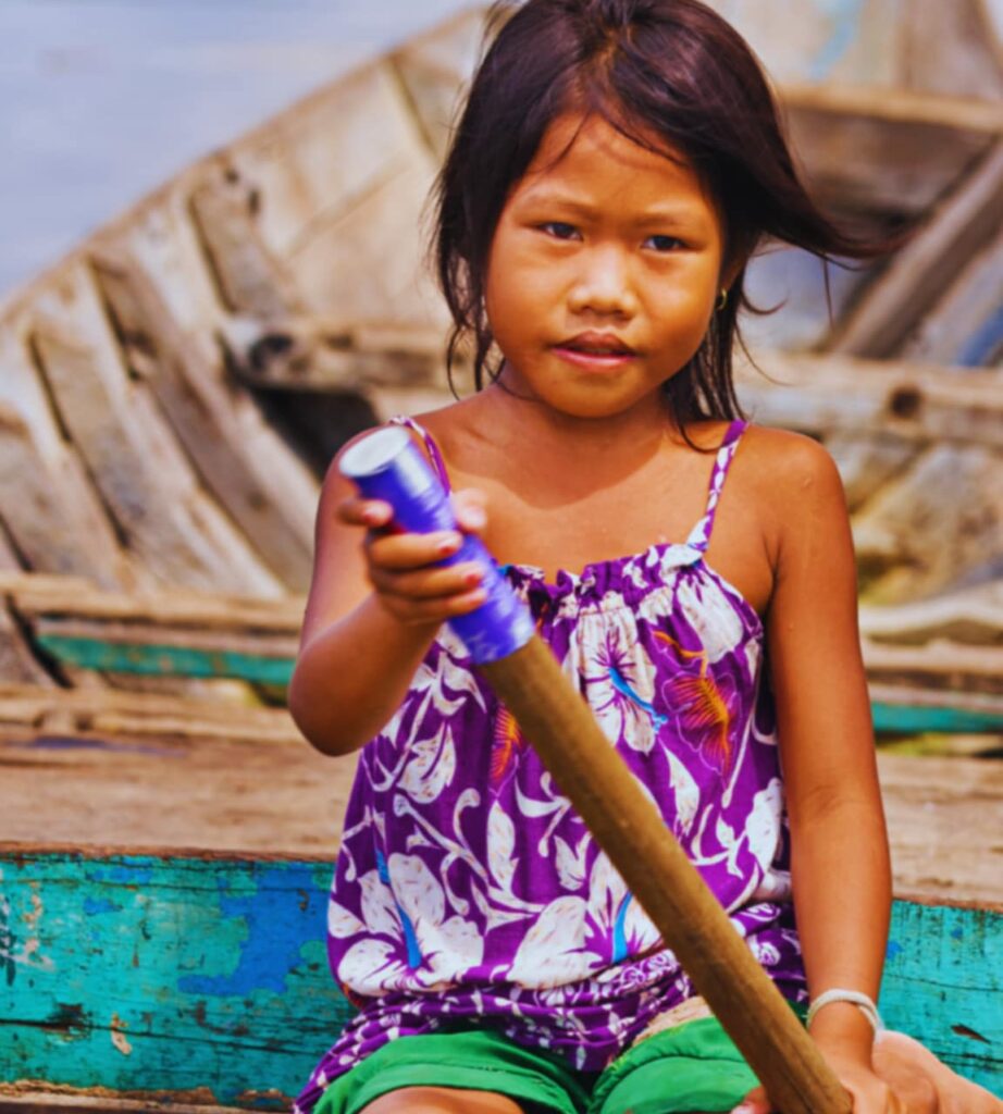 Wioski pływające na jeziorze tonle sap, siem reap, dziewczynka w tradycyjnej łodzi khmerskiej