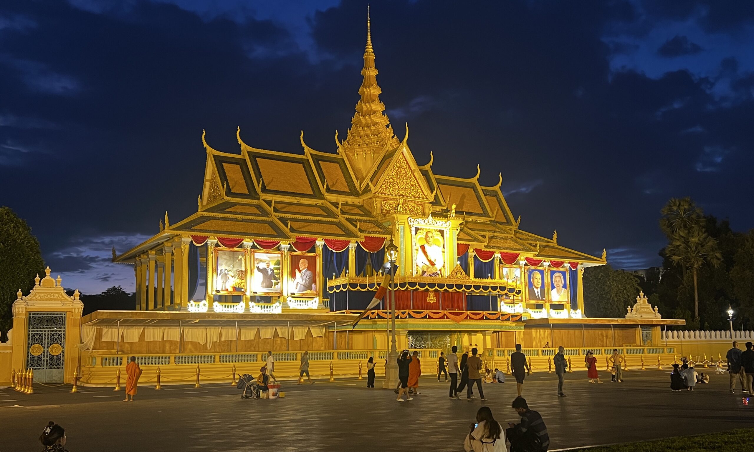 Zwiedzanie Kambodży busem. Pałac królewski Phnom Penh, atrakcja turystyczna Kambodża. cudowna architektura khmerska.