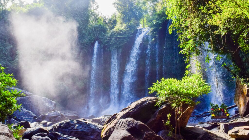 Wodospad w parku narodowym Phnom Kulen. Motocyklem przez Kambodżę