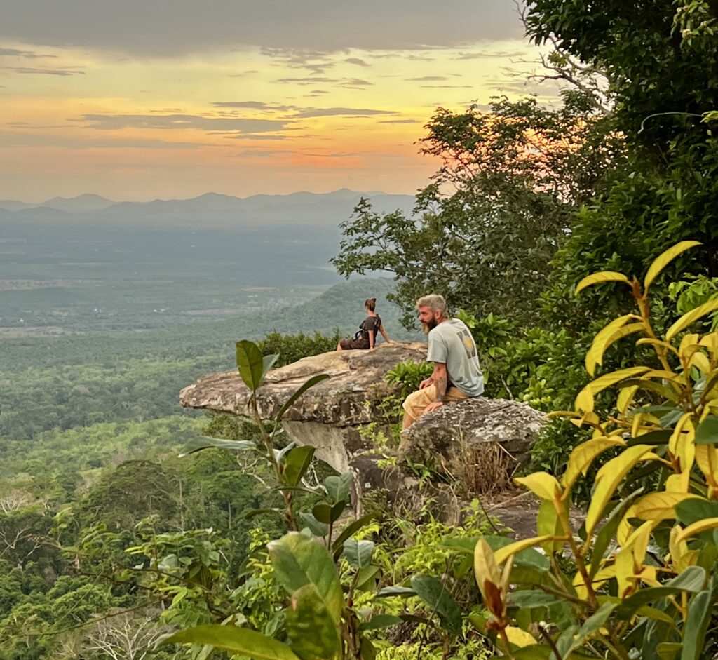Zwiedzanie Kambodży busem. Zdumiewające widoki na dżunglę w parku narodowym kirirom w Kambodży